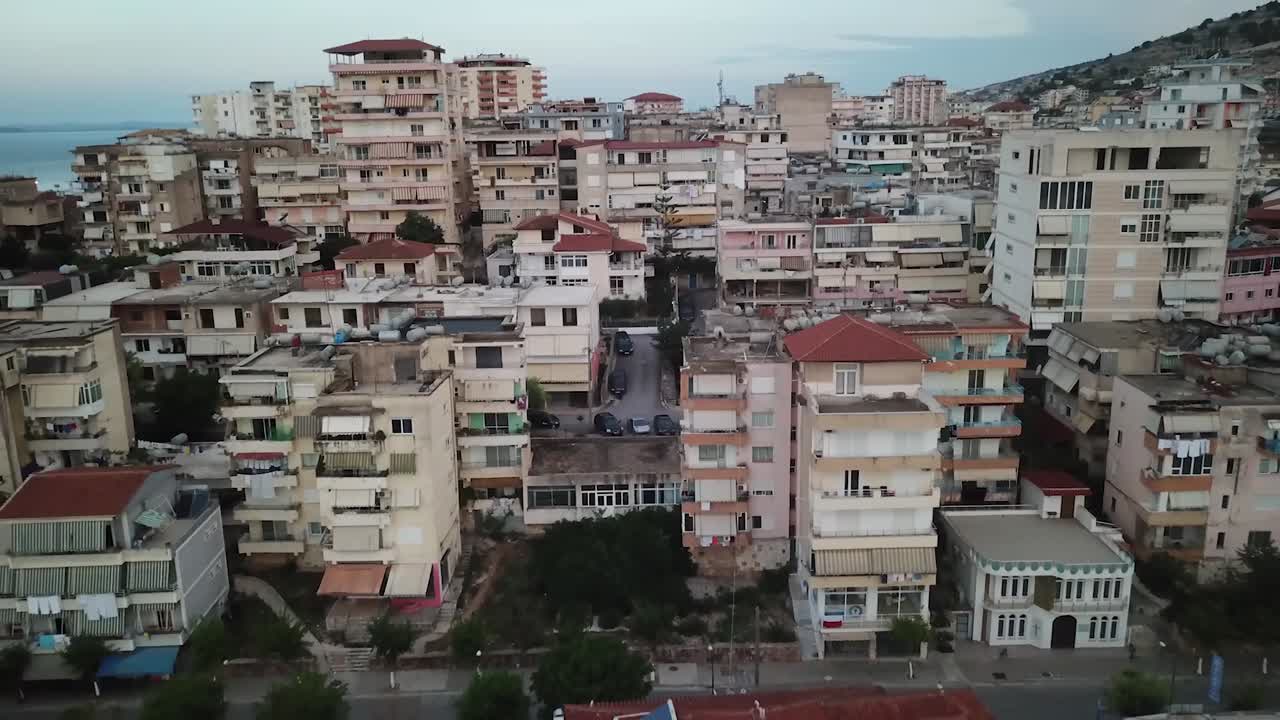 Paesaggio urbano albanese ripreso con drone all'alba
