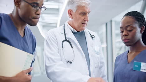 médico, trabajo en equipo y ayuda con los médicos