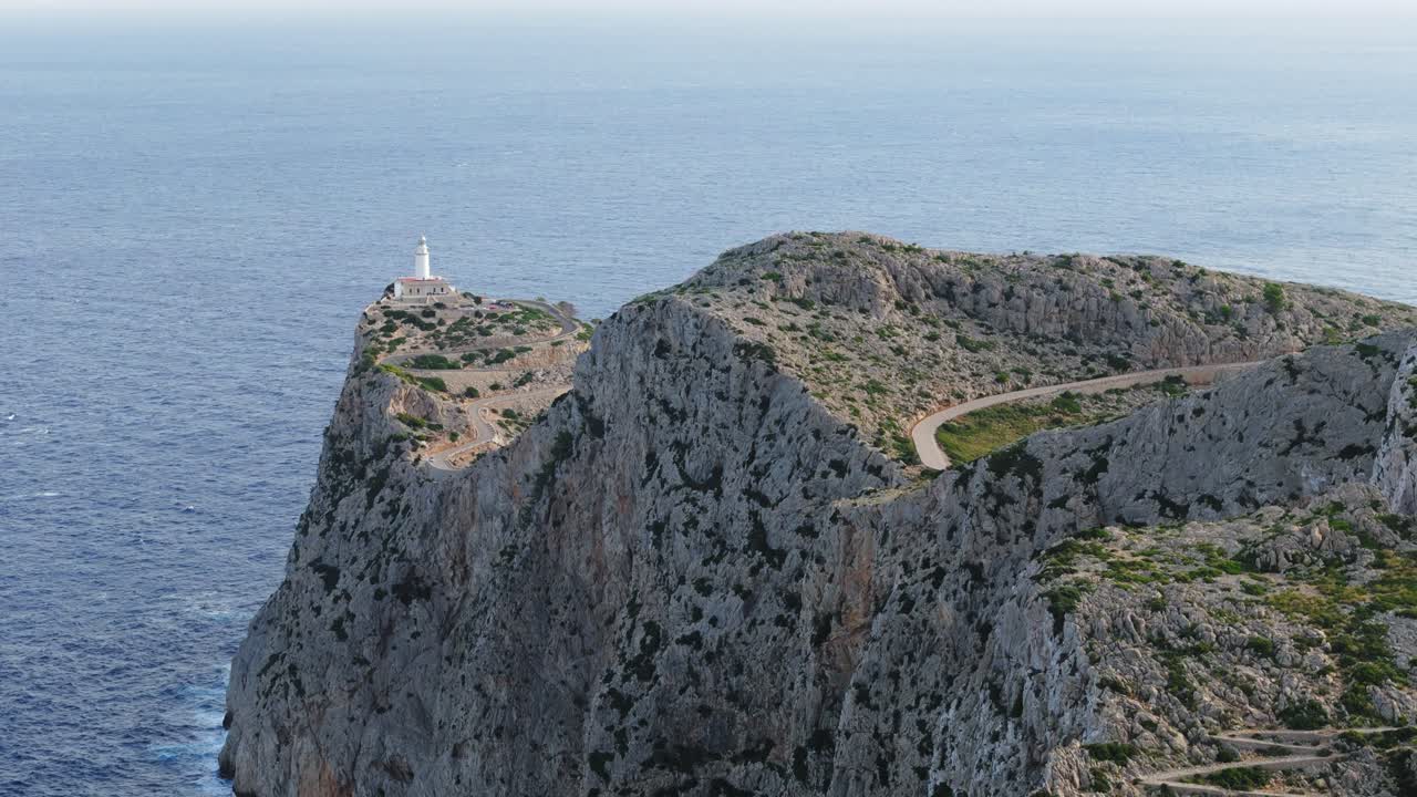 마요르카의 높은 바위 절벽에서 볼 수 있는 풍경적인 드론 캐프 드 포르멘토르 등대