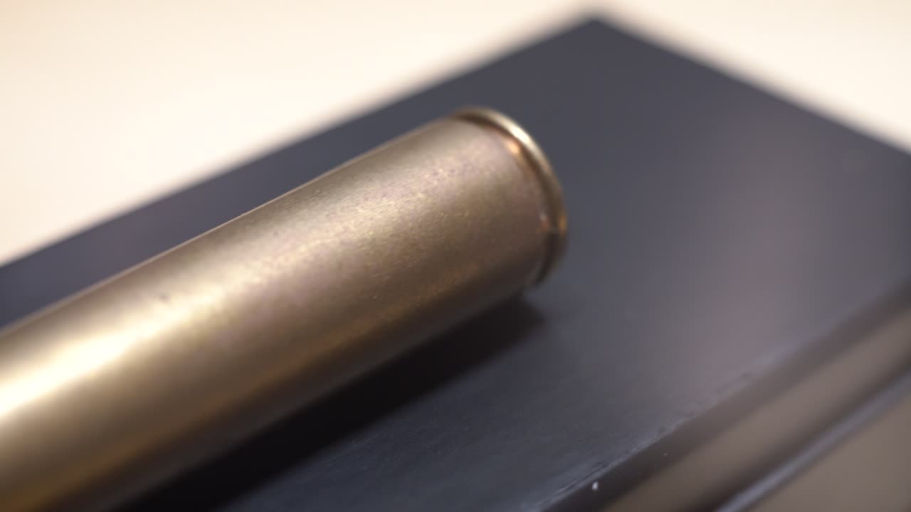 앞에서 뒤로 매크로로 검은 상자에 있는 카트리지 형태의 펜 위로 밀어 넣습니다.