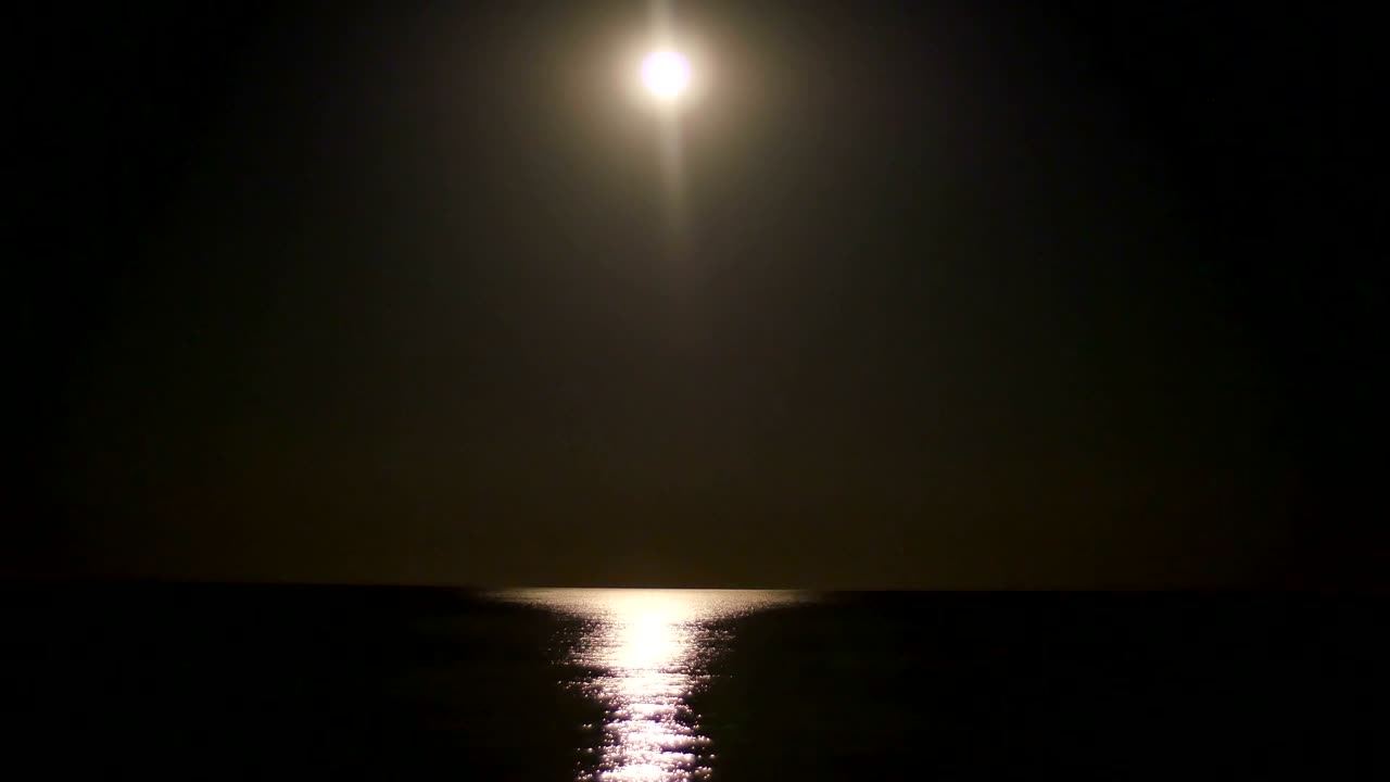 luna llena sobre el mar 4k