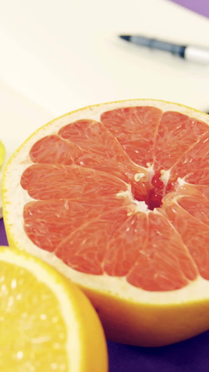 Borraccia, frutta, verdura, taccuino, penna e metro a nastro