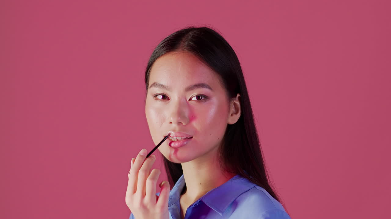 mujer aplicando lápiz labial