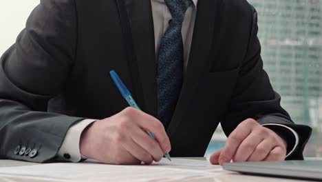 hombre de negocios tomando notas o firmando contratos, bolígrafo y documento, hombre con chaqueta formal. mano cerca