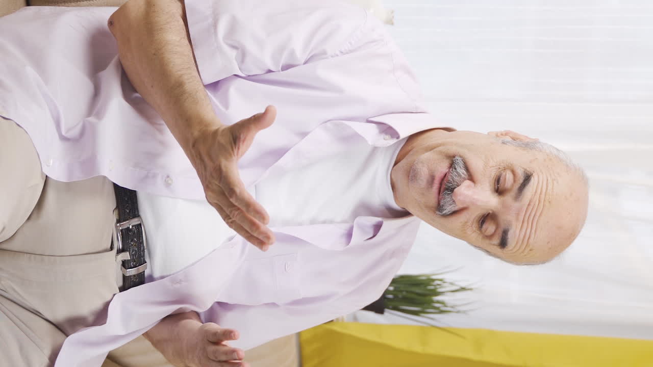 무능하다고 느끼는  ⁇ 은이가 화를 내는 수직 비디오.