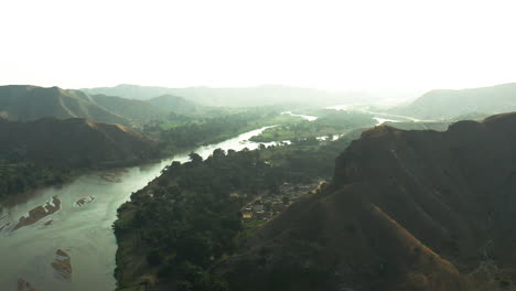 班古拉 (benguela) 的卡圖姆貝拉河 (catumbela river) 上空的無人機拍攝影片,每秒120帧