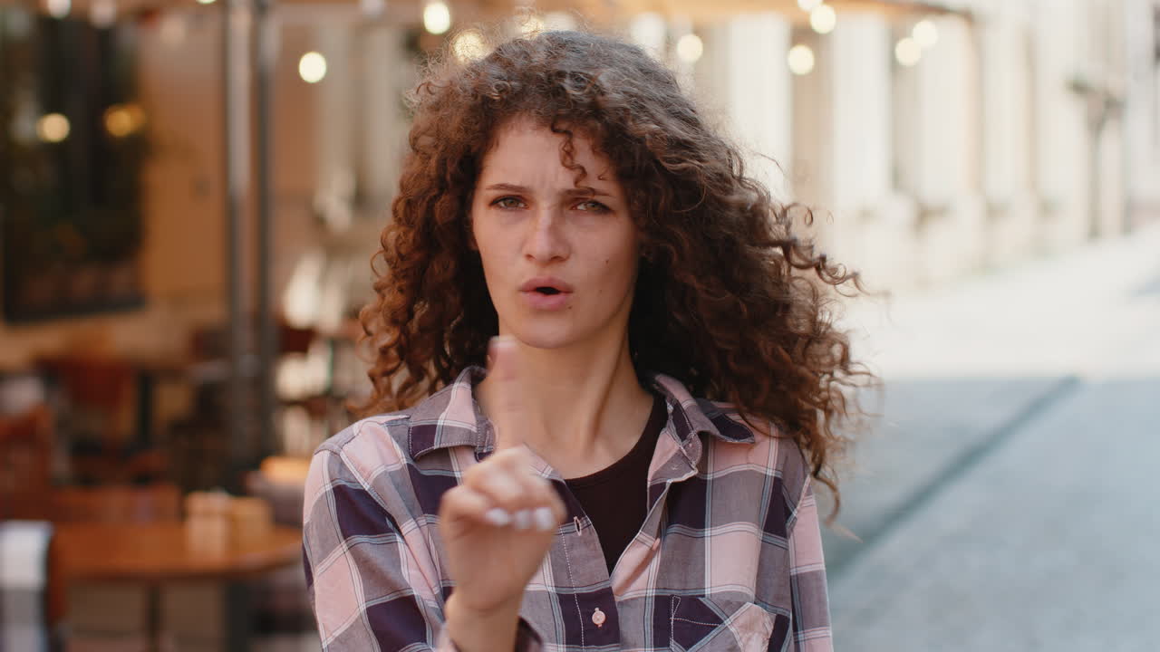 Giovane donna scontenta e contrariata che rifiuta un'idea sgradevole, agitando la mano e scuotendo la testa