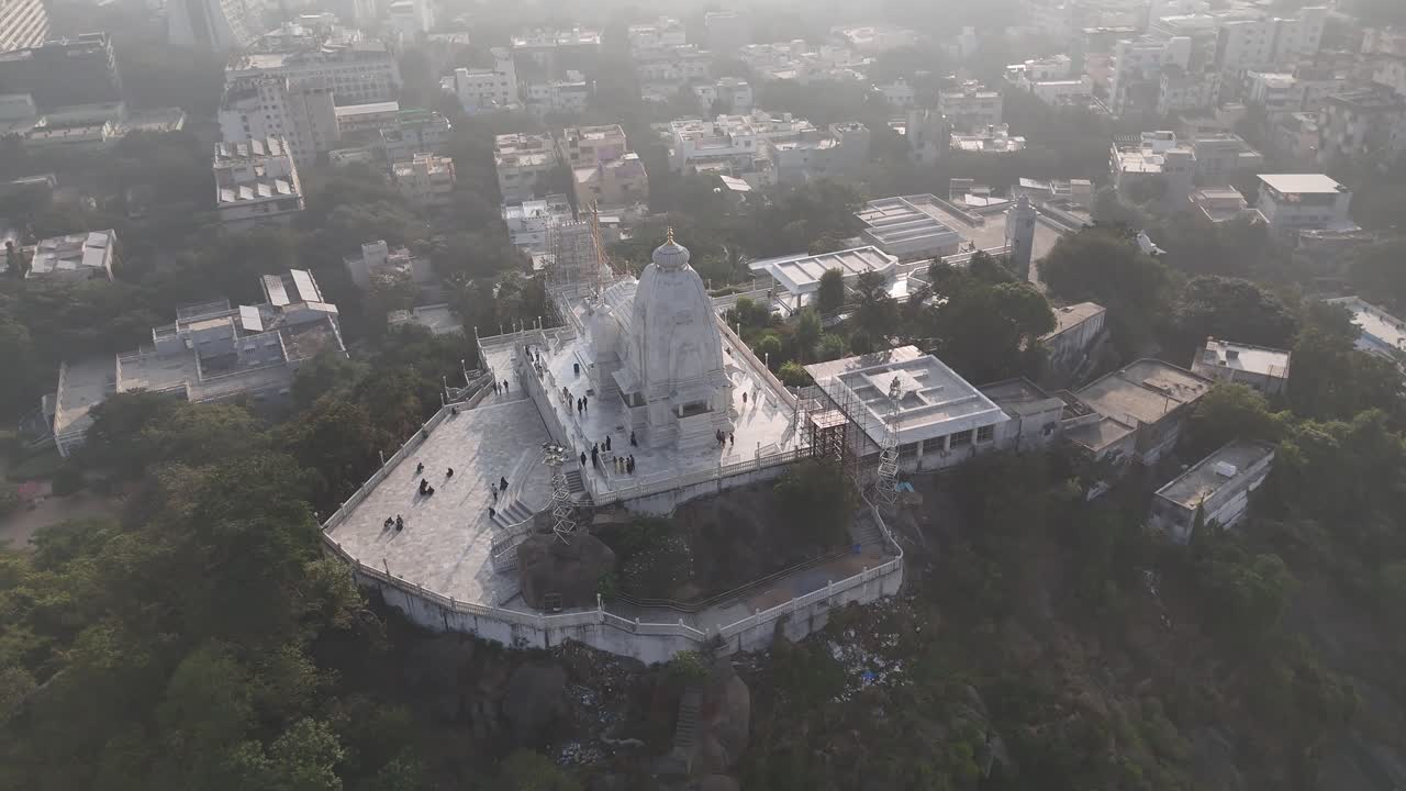 Tempio sopraelevato che cattura l'equilibrio tra natura e sviluppo di Hyderabad