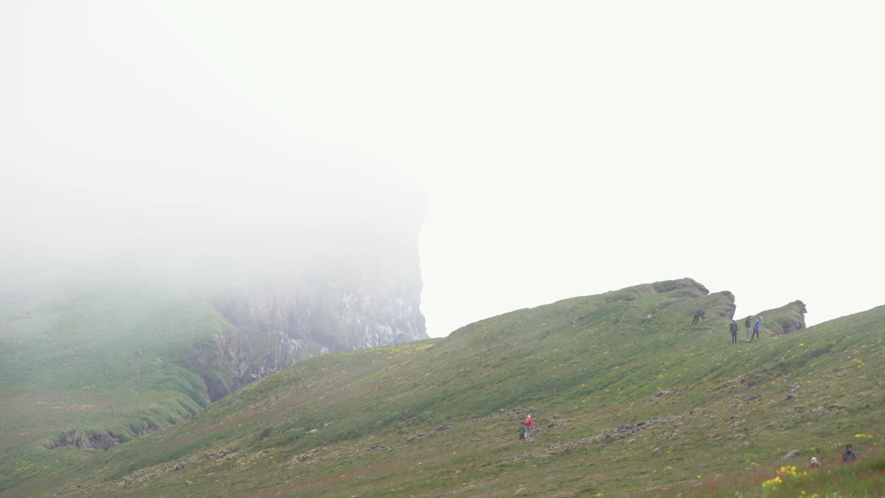 아이슬란드 westfjords의 안개가 자욱한 latrabjarg 절벽에 등산객