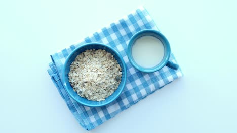 Cereal-breakfast-and-glass-of-milk-on-table