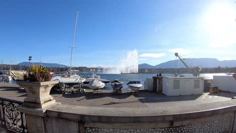 jet d'eau de genève vu depuis la rive droite, bateaux à sec hors de l'eau, en parking à sec