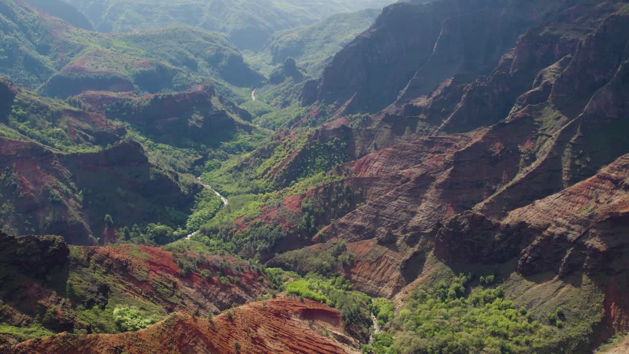 toma aérea cinematográfica sobre el famoso parque estatal del cañón de waimea