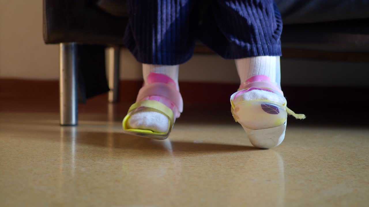 정형 신발을 입은 사람