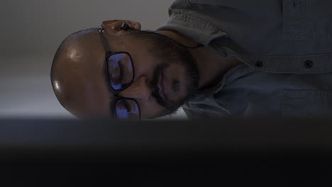 oficina de minorías étnicas hombre con gafas navegando en la computadora