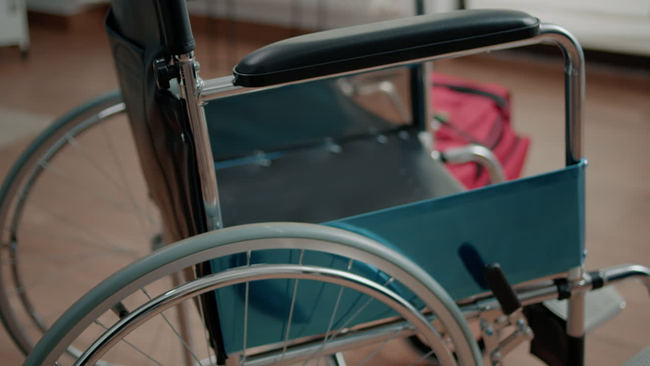 Close up da cadeira de rodas para assistência e suporte de transporte