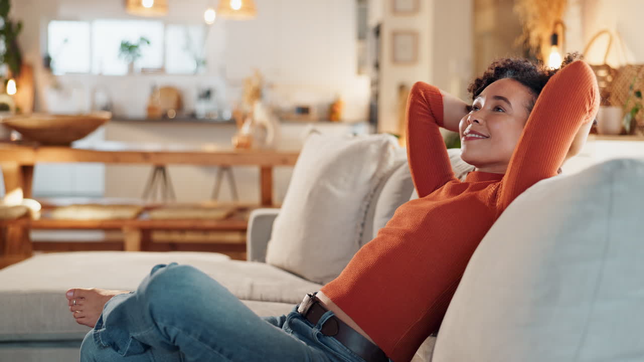 집에서 소파에서 휴식을 취하는 여자