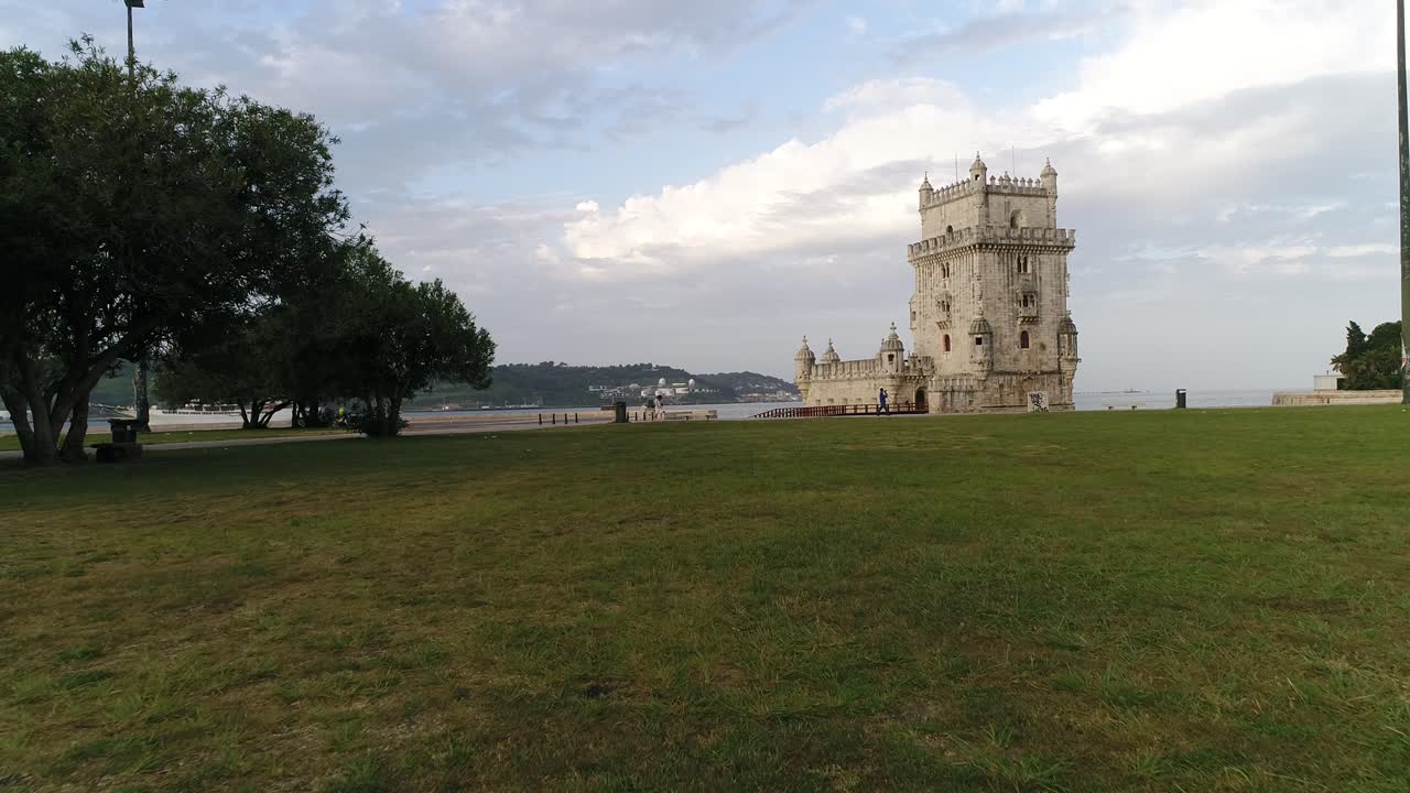 torre de belem en la orilla del río tajo