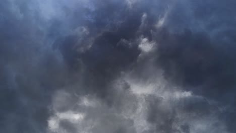 cielo nocturno tormentoso de 4k con destellos de relámpagos