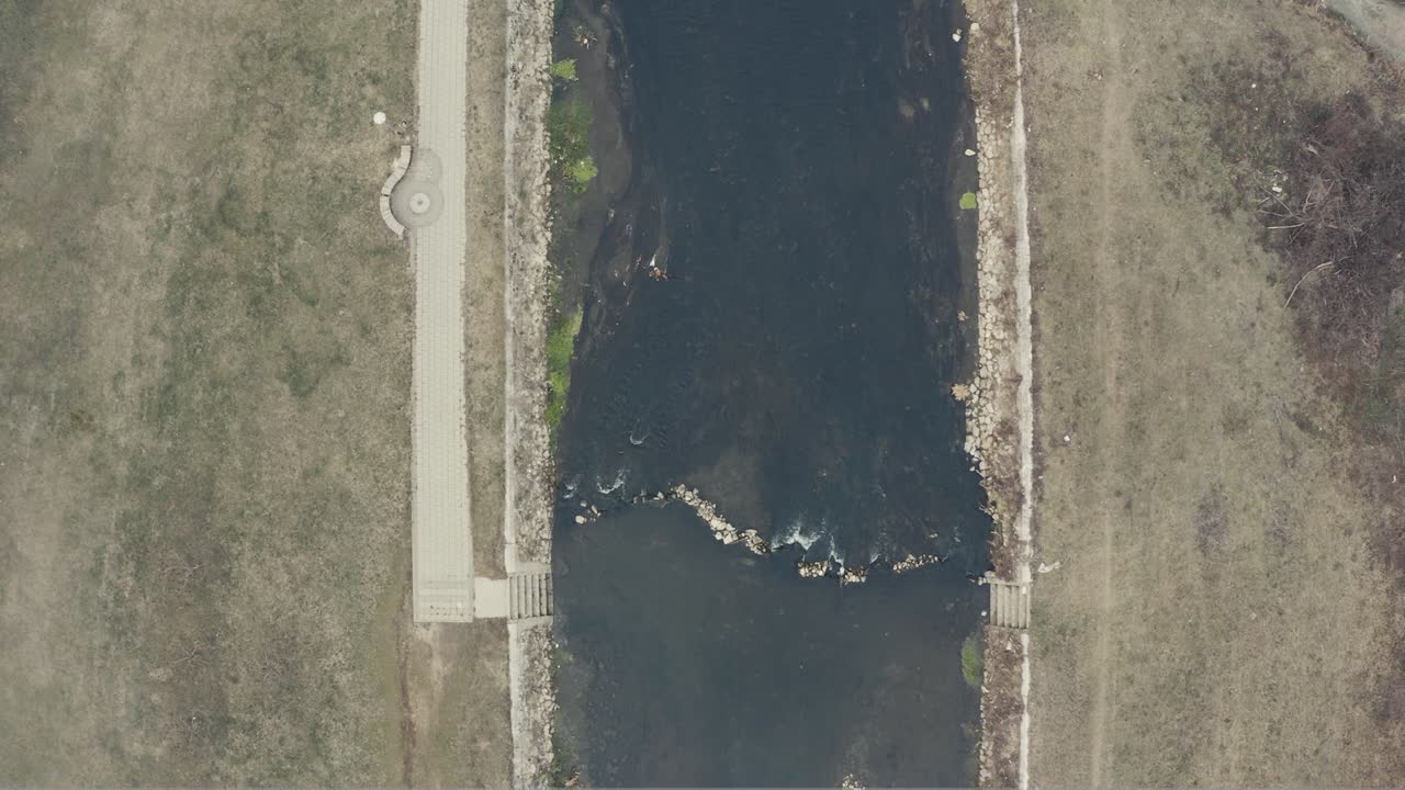 Sungai dari atas ke bawah. Perspektif drone.