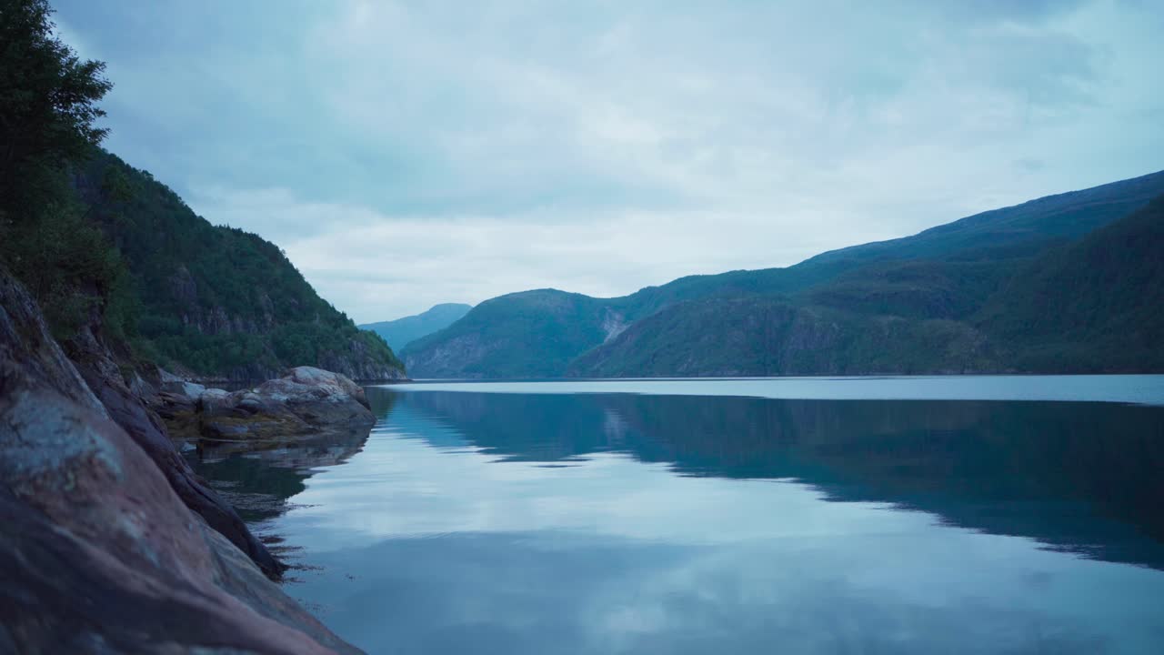 Široký statický pohled na fjord a hory v Norsku.