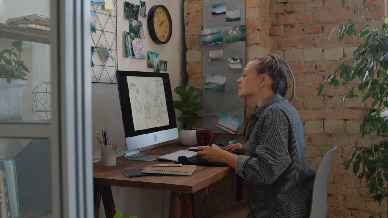 Kvindelig grafisk designer tegner skitser.