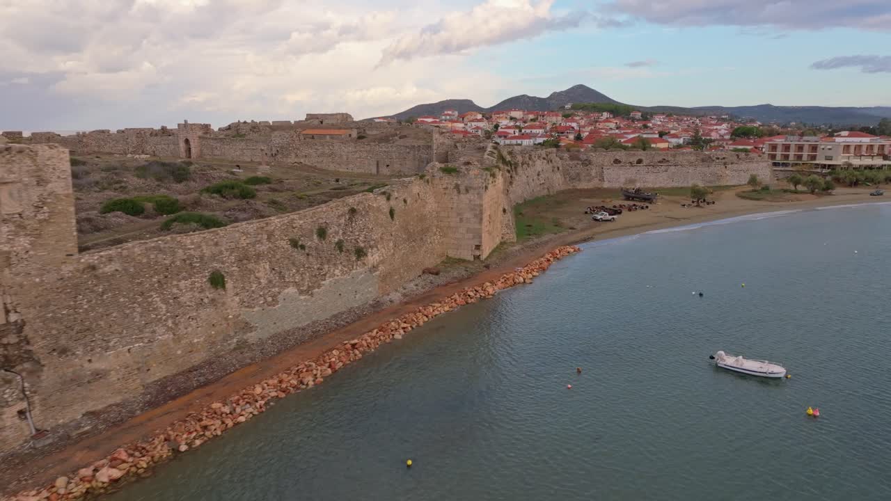 Vista aerea dell'orizzonte blu del Mediterraneo visibile dal Castello di Methoni.