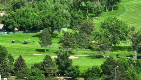 Muchas-Personas-Disfrutan-Del-Lujoso-Campo-De-Golf-Del-Club-De-Campo-En-Estados-Unidos