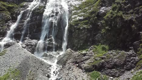 majestuosa cascada en una región montañosa