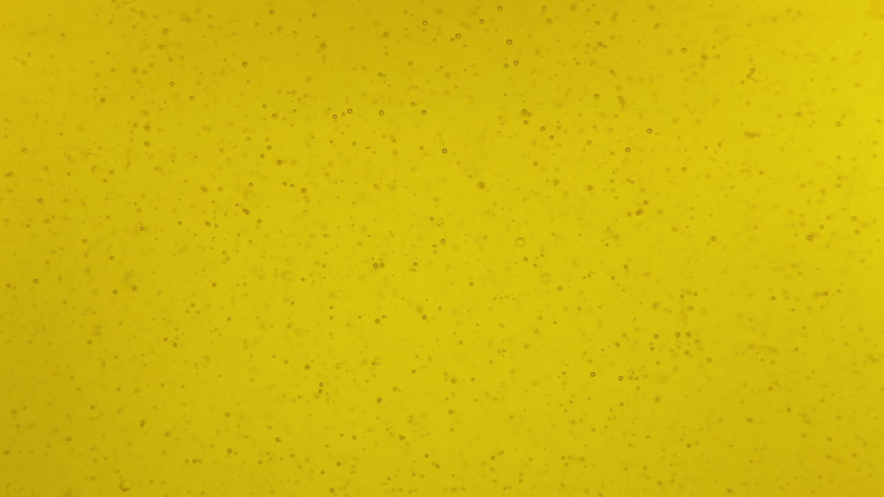 una agradable textura de aceite de oliva amarillo, con pequeñas burbujas de aire que se elevan