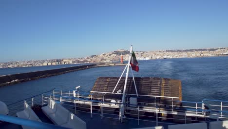 Ferry-Que-Sale-Del-Puerto-De-Nápoles-Navegando-En-El-Mar-Tirreno---Costa-De-Amalfi,-Italia