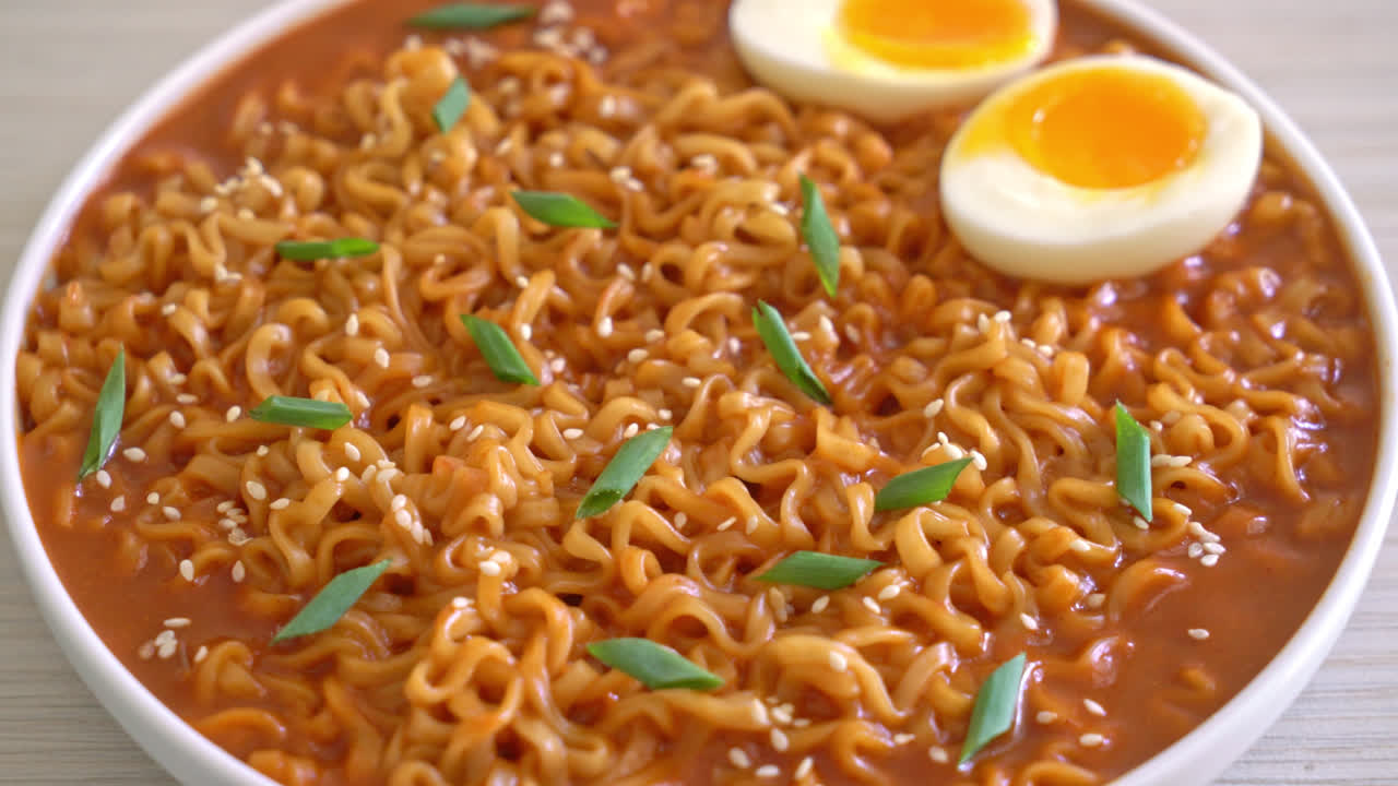 ramyeon o fideos instantáneos coreanos con huevo - estilo de comida coreana