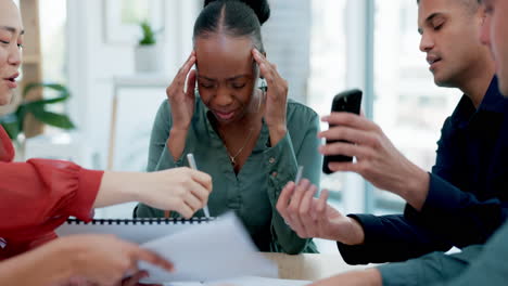 dolor de cabeza, ansiedad y mujer negra en la oficina