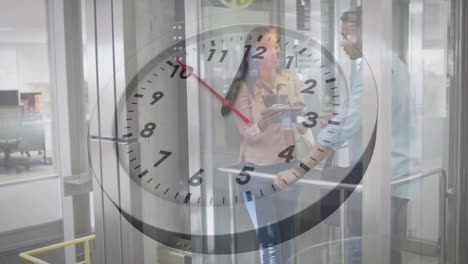 animación de reloj en marcha contra un hombre y una mujer diversos discutiendo en el ascensor en la oficina