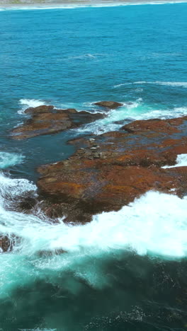 rocas y olas costeras