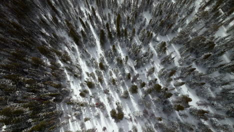 Ojo-De-Pájaro-Soleado-Paso-De-Berthoud-Invierno-Parque-Bosque-Nacional-Escénico-Paisaje-Vista-Aérea-Drone-Travesía-Esquí-Snowboard-Berthod-Jones-Colorado-Montañas-Rocosas-Picos-Alta-Elevación-Movimiento-Derecho