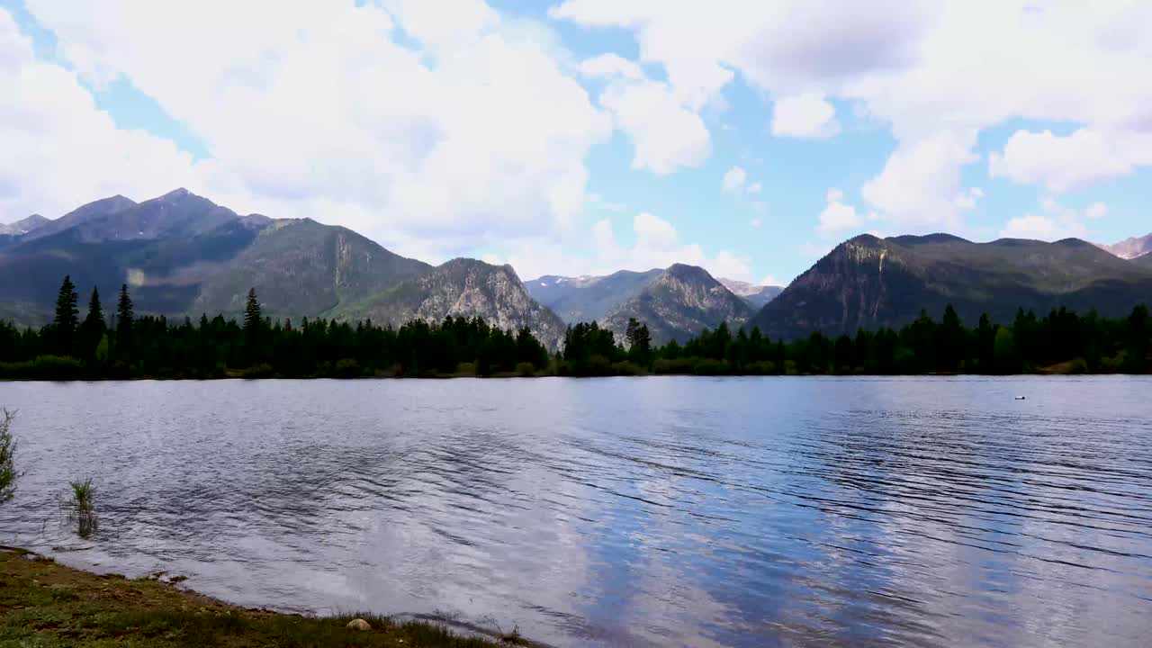 Vidéo statique du réservoir Dillon près de Breckenridge, Colorado. Vue panoramique du réservoir Dillon avec des montagnes en arrière-plan.