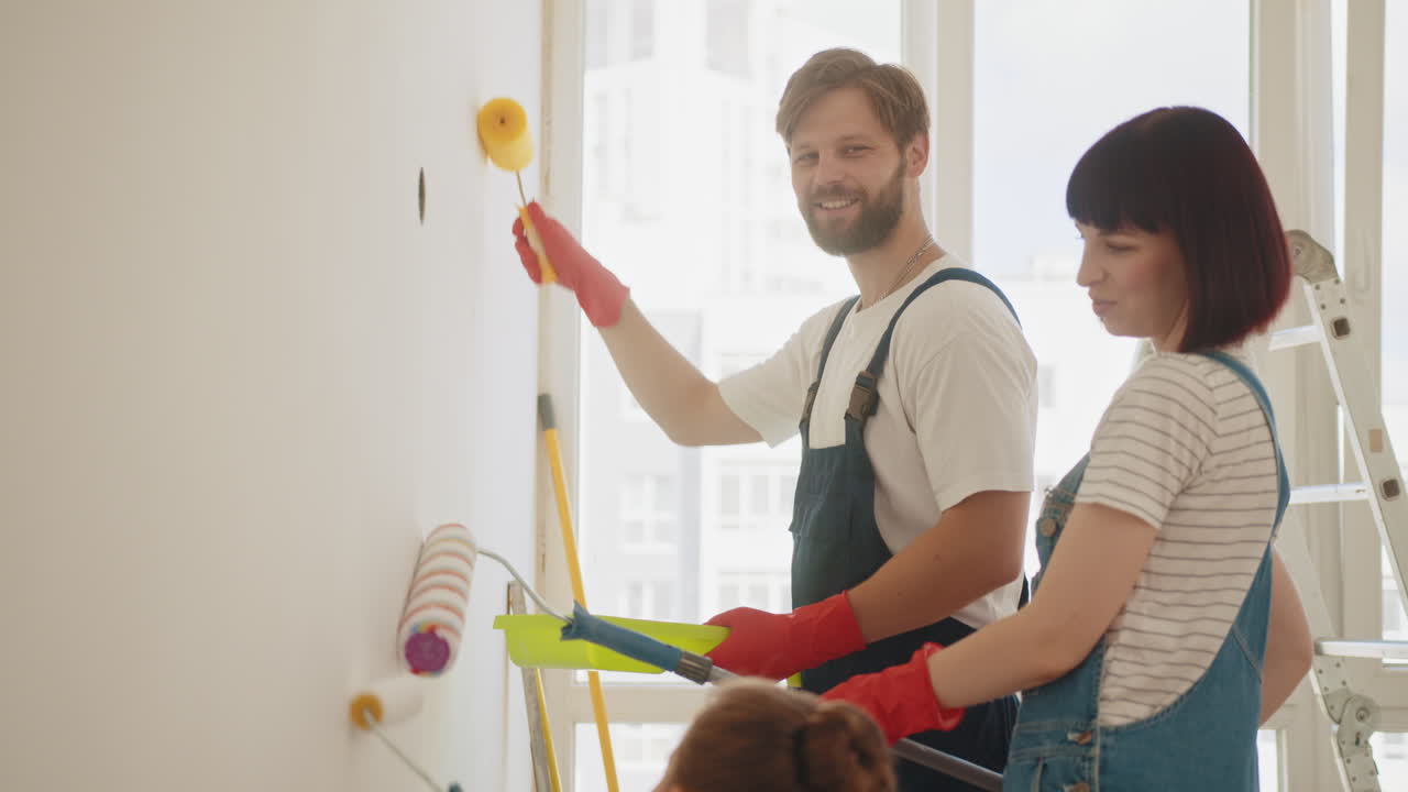 familia pintando una pared