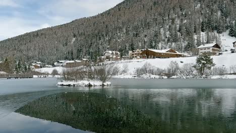 Blick-Auf-Teile-Von-Sulden-Vom-Kleinen-Dorfteich-Im-Frühling