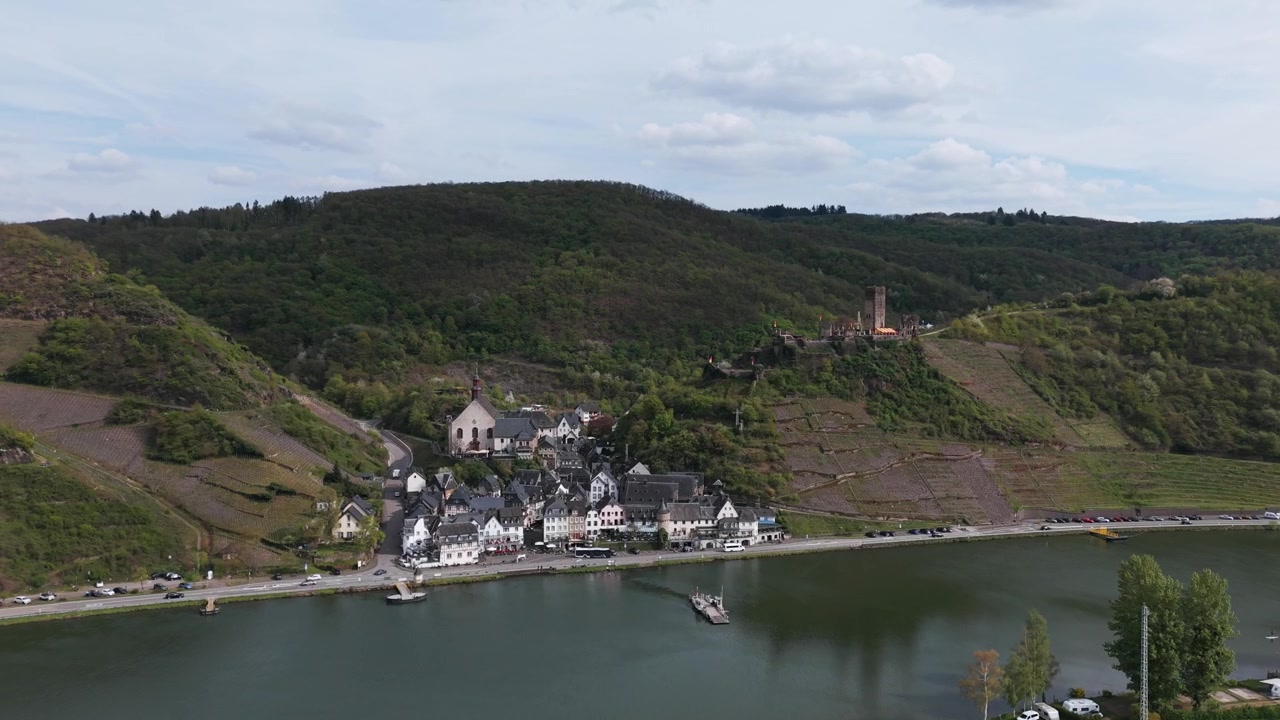 Splendida avanzata aerea sulla pittoresca città di Cochem, che rivela la sua affascinante architettura adagiata lungo il tranquillo fiume Mosella e il maestoso castello
