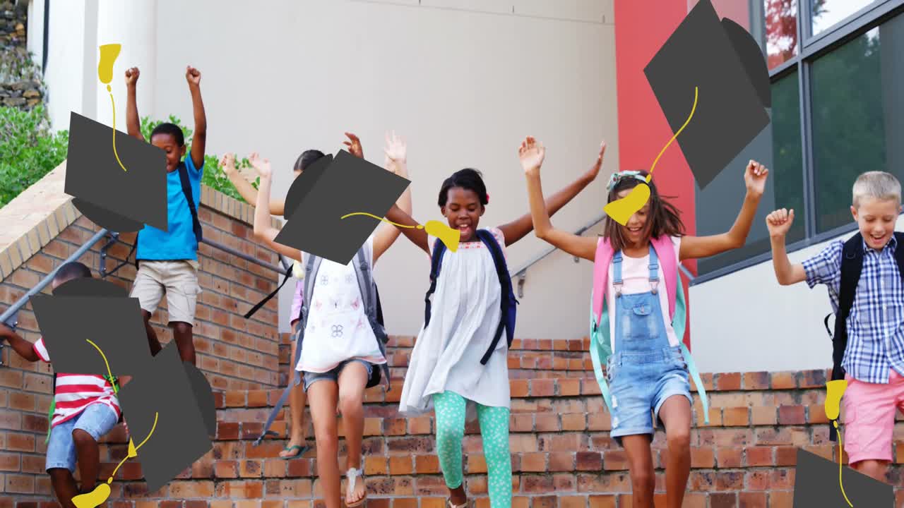 학교 졸업 모자 아이콘의 애니메이션으로 학교를 떠나는 행복한 학교 아이들이 있습니다.