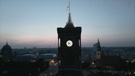 Toma-Aérea-Nocturna-Del-Reloj-Del-Ayuntamiento-De-Berlín-En-Alexanderplatz-Alemania