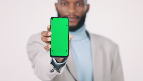 Telefon,-Schwarzer-Mann-Und-Grüner-Bildschirm-Im-Studio