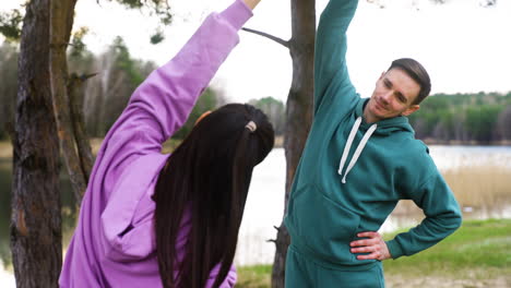 pareja estirándose al aire libre