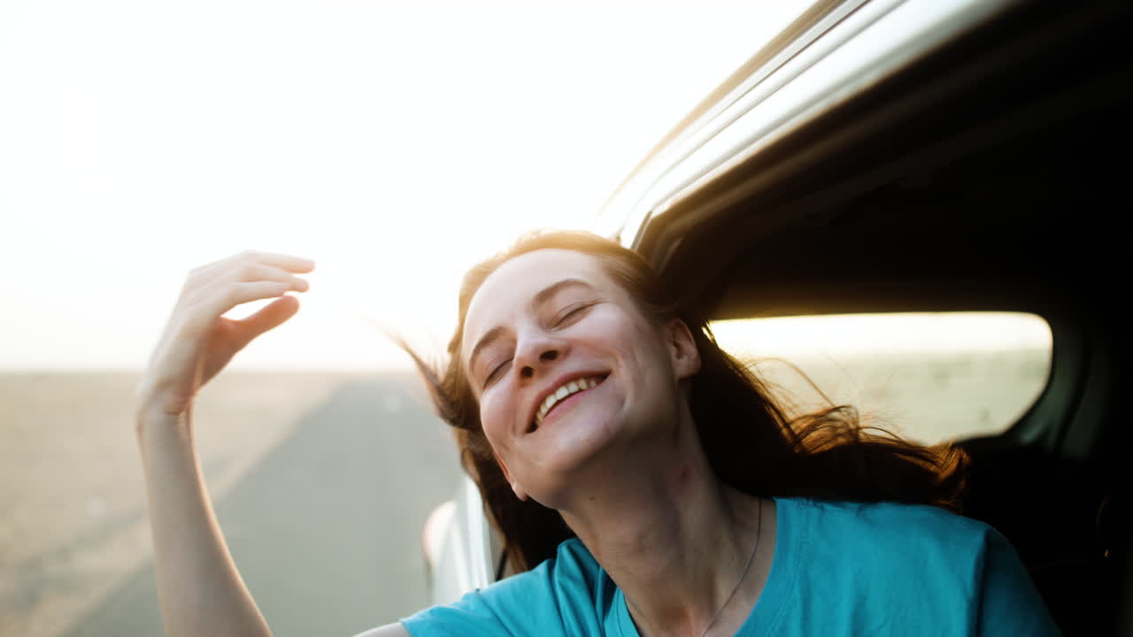 자동차 를 타고 여행 하는 여자