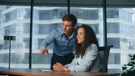 Pantalla-Invisible-De-Dos-Profesionales-En-El-Primer-Plano-De-La-Oficina.-Hombre-Mujer-Deslizando-Las-Manos