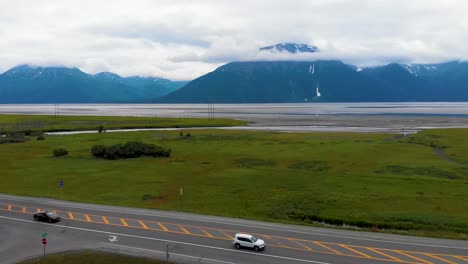 Video-De-Drones-De-4k-De-Las-Montañas-Que-Rodean-La-Bahía-Del-Brazo-De-Turnagain-Con-Vistas-A-La-Ruta-1-De-Alaska-De-La-Autopista-Seward-En-El-Arroyo-Glaciar-Cerca-De-Anchorage,-Alaska