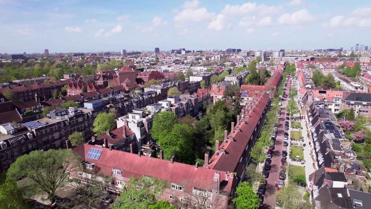 Luftaufnahme des städtischen Wohnviertels Watergraafsmeer in Amsterdam, Niederlande. Immobilieninvestition auf dem niederländischen Wohnungsmarkt.
