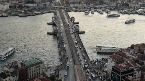 el puente de galata desde estambul eminonu. vista aérea