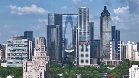 lugar de referencia de lujo de la ciudad amanecer colorido detrás de edificios altos y rascacielos del centro de la ciudad con brillante iluminación al atardecer, edificio de negocios de oficinas modernas y concepto de bienes raíces