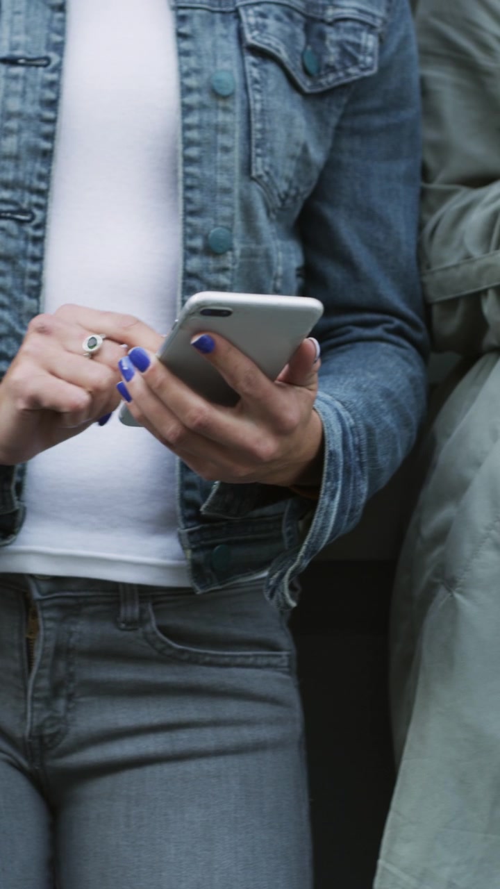 Due persone che usano gli smartphone all'aperto